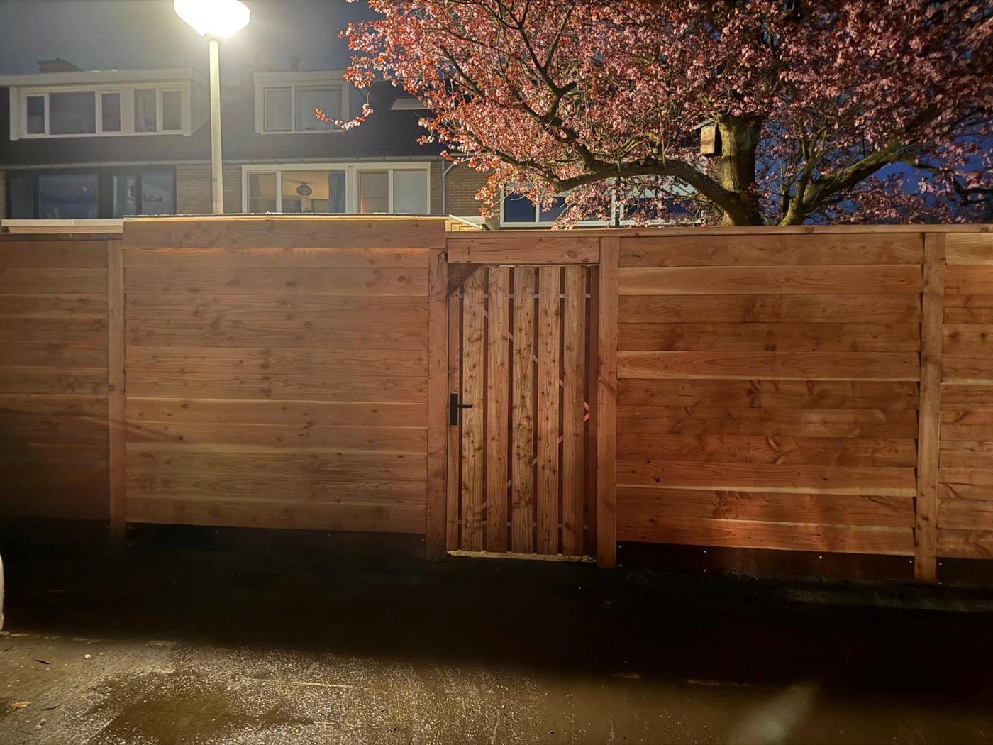 Houten schutting met poort